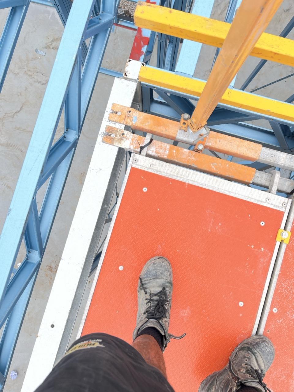 Is the platform exposed to a live edge?
