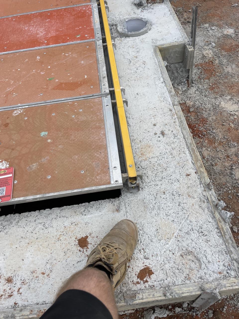 Is the platform exposed to a live edge?