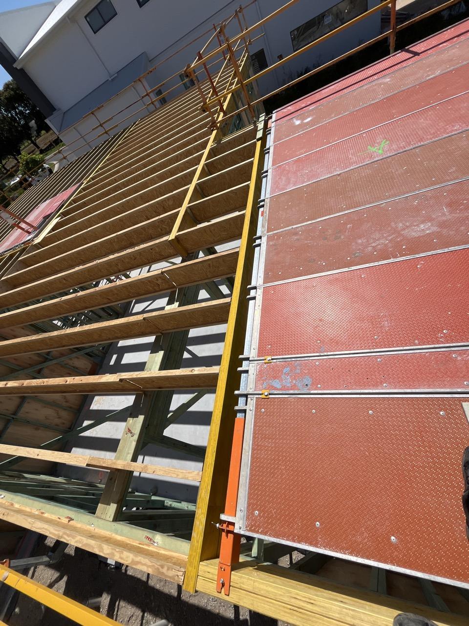 Is the platform exposed to a live edge?