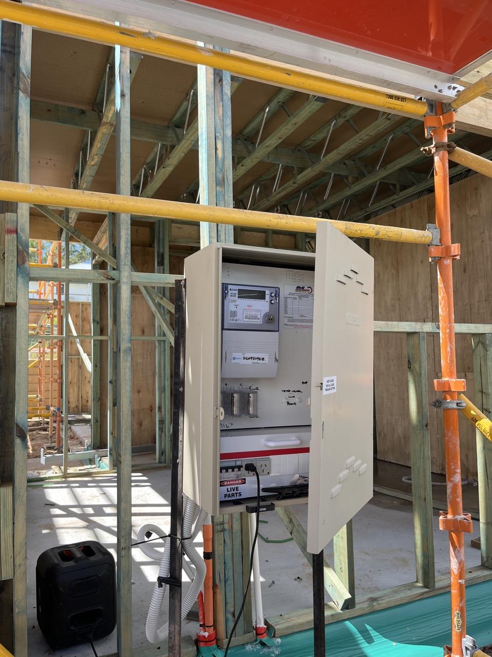 Does the scaffold have bays covering the power meter box?
